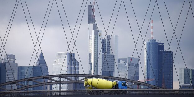 Hinter Brückenstreben sieht man die graue Skyeline von Frankfurt Hinter Brückenstreben sieht man die graue Skyeline von Frankfurt