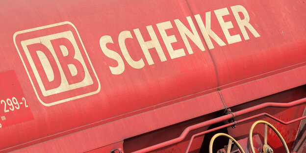 Ein Zugwagon mit dem Logo von DB-Schenker Ein Zugwagon mit dem Logo von DB-Schenker