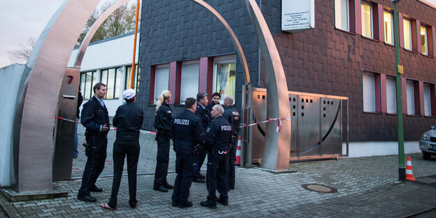 Polizisten stehen vor einem Essener Sikh-Tempel.