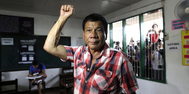Der zum philippinischen Präsidenten gewählte Rodrigo Duterte hält seine rechte Faust in die Höhe