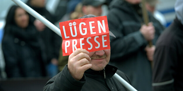 Ein Mann auf einer Demonstration mit einem Schild, auf dem „Lügenpresse“ Steht Ein Mann auf einer Demonstration mit einem Schild, auf dem „Lügenpresse“ Steht