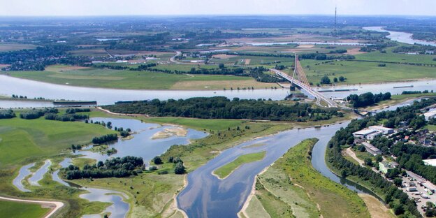 Ein Fluss in grüner Landschaft