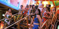 Frauen vor einen Nachtclub in Pattaya