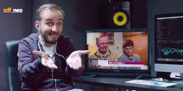 Jan Böhmermann vor einem Bildschirm mit seinen Schauspielern Jan Böhmermann vor einem Bildschirm mit seinen Schauspielern