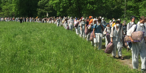 Die AktivistInnen laufen zum Braunkohleabbau Die AktivistInnen laufen zum Braunkohleabbau