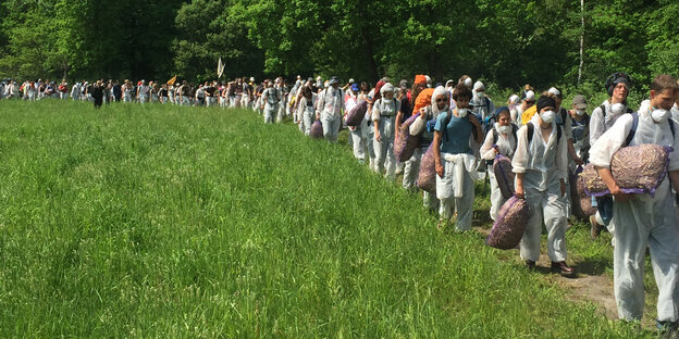 Die AktivistInnen laufen zum Braunkohleabbau