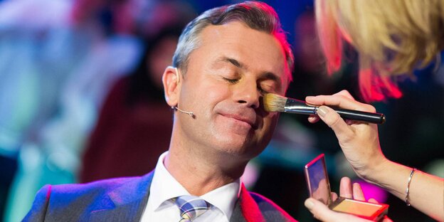 Ein Mann, es ist Norbert Hofer, lässt sich in einem Fernsehstudio schminken Ein Mann, es ist Norbert Hofer, lässt sich in einem Fernsehstudio schminken