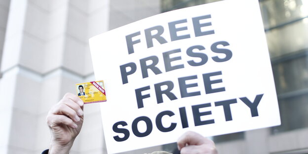 Ein Schild mit der Aufschrift „Free Press, free society“ Ein Schild mit der Aufschrift „Free Press, free society“