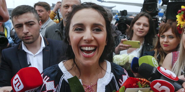 Jamala umgeben von vielen Journalisten Jamala umgeben von vielen Journalisten