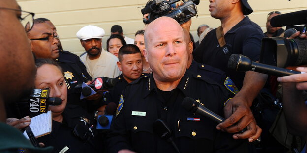 San Franciscos Polizeichef Greg Suhr ist umringt von Journalisten San Franciscos Polizeichef Greg Suhr ist umringt von Journalisten