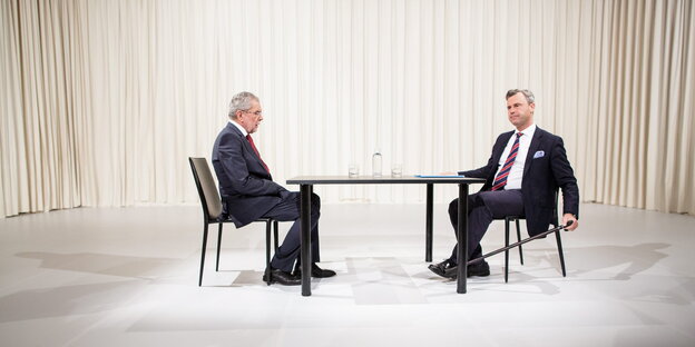 Norbert Hofer (r) und Alexander Van der Bellen in der Fersehdebatte