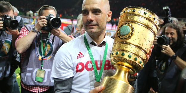 Pep Guardiola mit Pokal, um ihn herum Fotografen Pep Guardiola mit Pokal, um ihn herum Fotografen