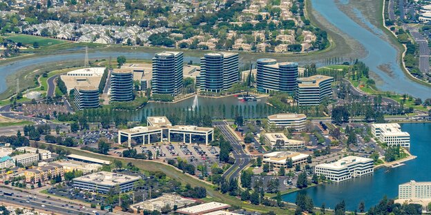Viele Gebäude an einem Fluss, es ist Silicon Valley Viele Gebäude an einem Fluss, es ist Silicon Valley