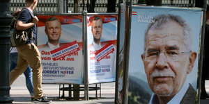 Wahlplakate von Van der Bellen und Hofer auf einer Straße