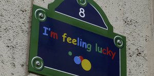 Auf einer Plakette steht der Google-Spruch „I'm feeling lucky“