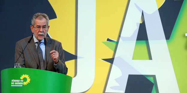 Alexander van der Bellen am Rednerpult bei einer Veranstaltung der Grünen in Berlin. Alexander van der Bellen am Rednerpult bei einer Veranstaltung der Grünen in Berlin.