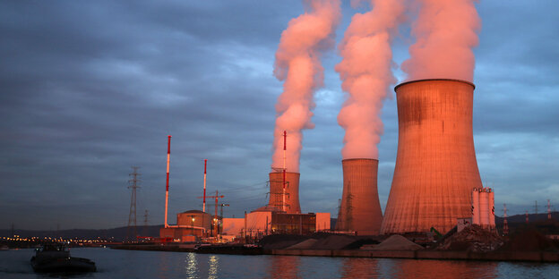 Kühltürme eines Atomkraftwerks in der Abendsonne Kühltürme eines Atomkraftwerks in der Abendsonne