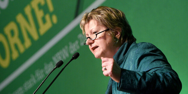 Sylvia Löhrmann spricht in die Mikrofone eines Rednerpultes Sylvia Löhrmann spricht in die Mikrofone eines Rednerpultes
