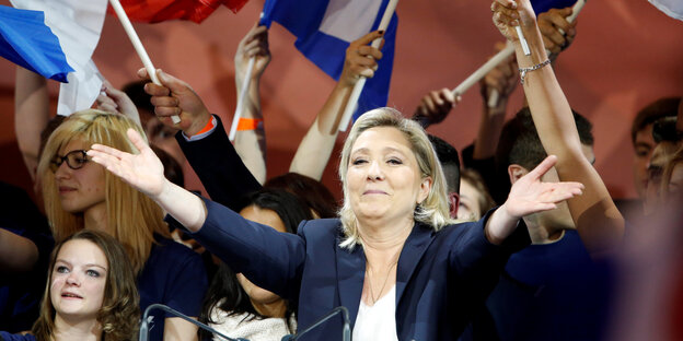 Marine Le Pen breitet die Arme aus Marine Le Pen breitet die Arme aus
