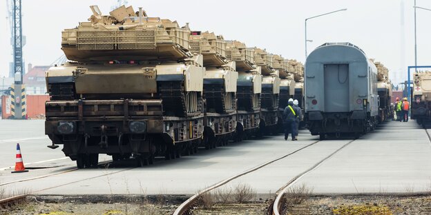 mehrere Panzer auf Güterwagons mehrere Panzer auf Güterwagons