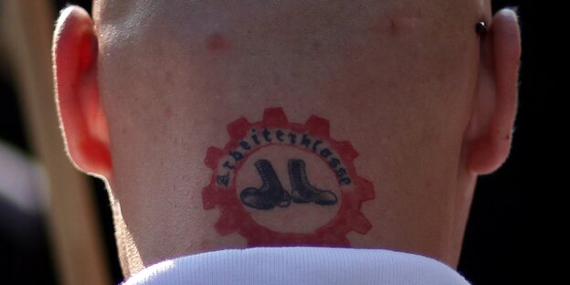 Hinterkopf-Tattoo eines Nazi-Skins Hinterkopf-Tattoo eines Nazi-Skins