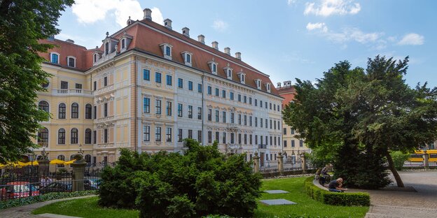 Das Taschenbergpalais in Dresden, ein großes, klassizistisches Gebäude, an einem Sommertag Das Taschenbergpalais in Dresden, ein großes, klassizistisches Gebäude, an einem Sommertag