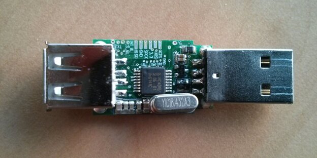 Ein Elektronikchip mit USB-Anschlüssen liegt auf einem Tisch Ein Elektronikchip mit USB-Anschlüssen liegt auf einem Tisch