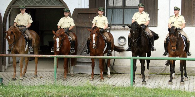 Fünf Polizisten auf Pferden Fünf Polizisten auf Pferden
