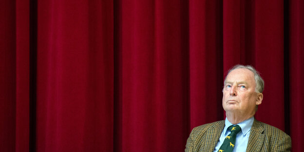 Gauland sitzt vor einem roten Vorhang Gauland sitzt vor einem roten Vorhang