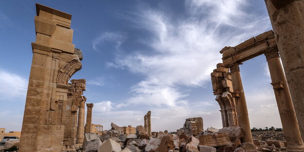 Säulen sind zertrümmert. Zerstörungen durch den IS in der antiken Stadt Palmyra Säulen sind zertrümmert. Zerstörungen durch den IS in der antiken Stadt Palmyra