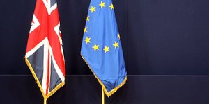 Europa- und Großbritannien-Fahne hängen nebeneinander