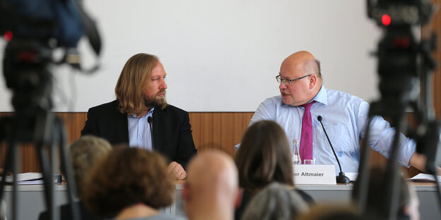 Ein Mann mit langem blondem Haar, es ist Toni Hofreiter, und Peter Altmeier auf einer Pressekonferenz Ein Mann mit langem blondem Haar, es ist Toni Hofreiter, und Peter Altmeier auf einer Pressekonferenz