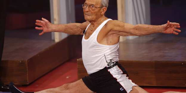 Ein älterer Mann macht Gymnastik Ein älterer Mann macht Gymnastik
