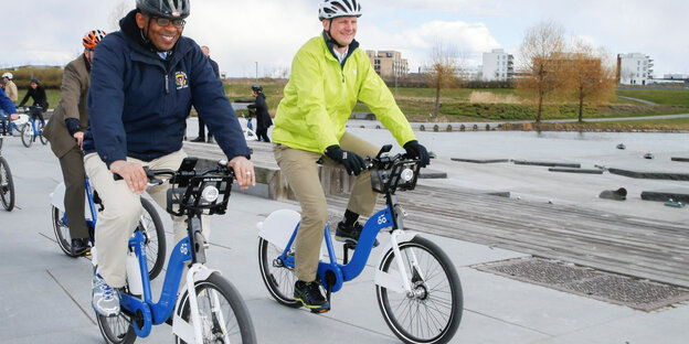 US- Verkehrsminister Anthony Foxx (L) und sein norwegischer Pendant Ketil Solvik -Olsen fahren mit dem Fahrrad US- Verkehrsminister Anthony Foxx (L) und sein norwegischer Pendant Ketil Solvik -Olsen fahren mit dem Fahrrad