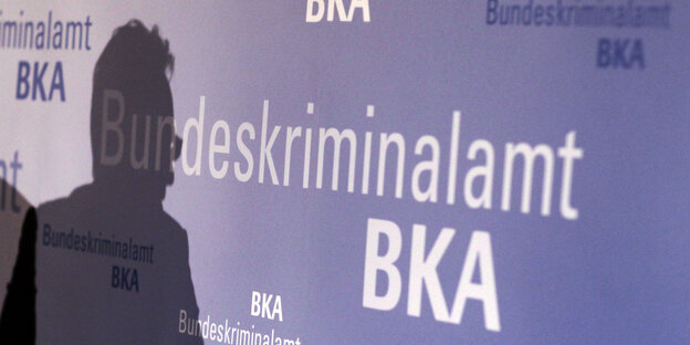 Schatten auf der Aufschrift "Bundeskriminalamt BKA" Schatten auf der Aufschrift "Bundeskriminalamt BKA"