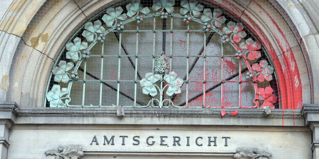 Beschmiertes Protalfester des Amtsgerichts Beschmiertes Protalfester des Amtsgerichts