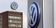 VW-Schilder an und auf Gebäuden
