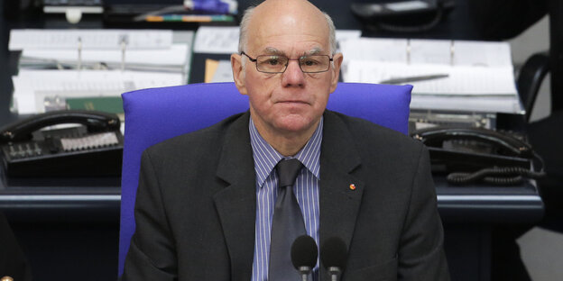 Ein Mann mit Glatze und Brille. Es ist Norbert Lammert Ein Mann mit Glatze und Brille. Es ist Norbert Lammert