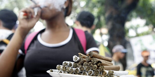Eine Demonstrantin präsentiert Joints während einer Pro-Cannabis-Demo in Kolumbien Eine Demonstrantin präsentiert Joints während einer Pro-Cannabis-Demo in Kolumbien