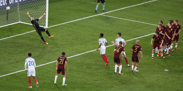 Das Gegentor der Russen gegen die Engländer. Torhüter Akinfeev segelt am Ball vorbei. Das Gegentor der Russen gegen die Engländer. Torhüter Akinfeev segelt am Ball vorbei.