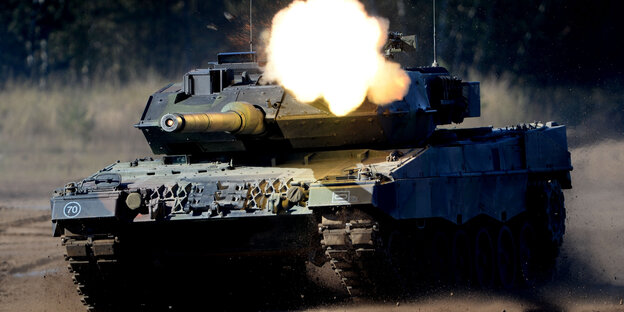 Ein Leopard-Panzer beim Abfeuern eines Geschosses Ein Leopard-Panzer beim Abfeuern eines Geschosses