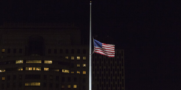 Eine amerikanische Flagge auf Halbmast Eine amerikanische Flagge auf Halbmast