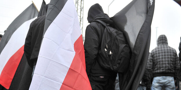 Neonazis versammeln sich zu einer Demonstration in Dresden.