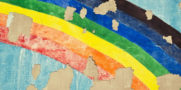 Ein auf eine Hauswand gemalter Regenbogen, der Verputz der Wand ist teilweise abgeblättert Ein auf eine Hauswand gemalter Regenbogen, der Verputz der Wand ist teilweise abgeblättert