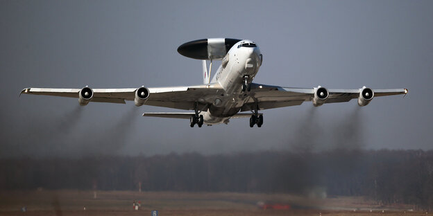 ein Flugzeug beim Start ein Flugzeug beim Start