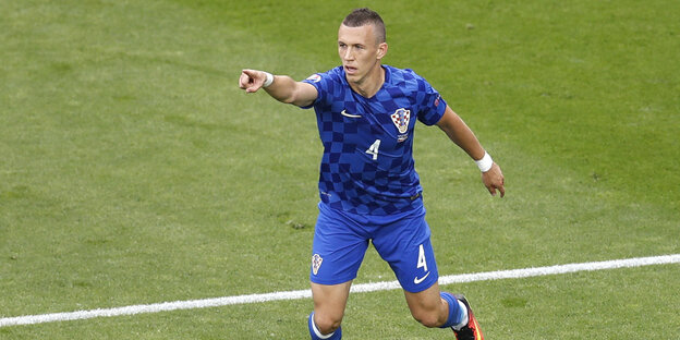 Ivan Perisic jubelt, indem er mit Arm und Zeigefinger leicht nach oben zeigt Ivan Perisic jubelt, indem er mit Arm und Zeigefinger leicht nach oben zeigt