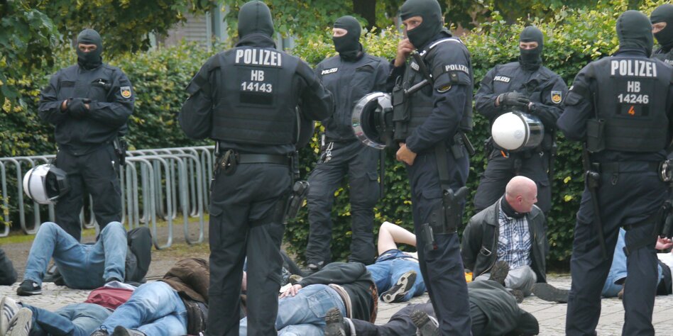 Rechtsradikale Selfie-Demo in Bremen: Neonazis fackeln herum - taz.de