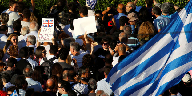 Demonstranten in Athen halten "No Brexit"-Schilder und griechische Flaggen hoch Demonstranten in Athen halten "No Brexit"-Schilder und griechische Flaggen hoch