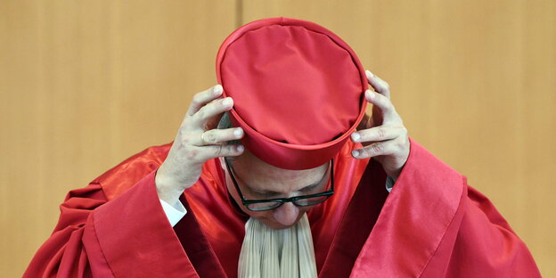 Andreas Voßkuhle, Präsident des Bundesverfassungsgerichts, verkündet in roter Richterrobe das Urteil zu den EZB-Anleihenkäufen Andreas Voßkuhle, Präsident des Bundesverfassungsgerichts, verkündet in roter Richterrobe das Urteil zu den EZB-Anleihenkäufen