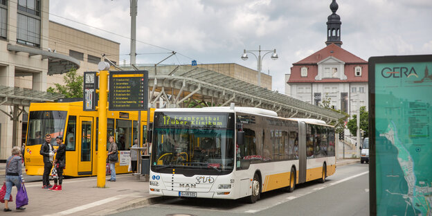 Ein Bus steht neben einer Straßenbahn Ein Bus steht neben einer Straßenbahn